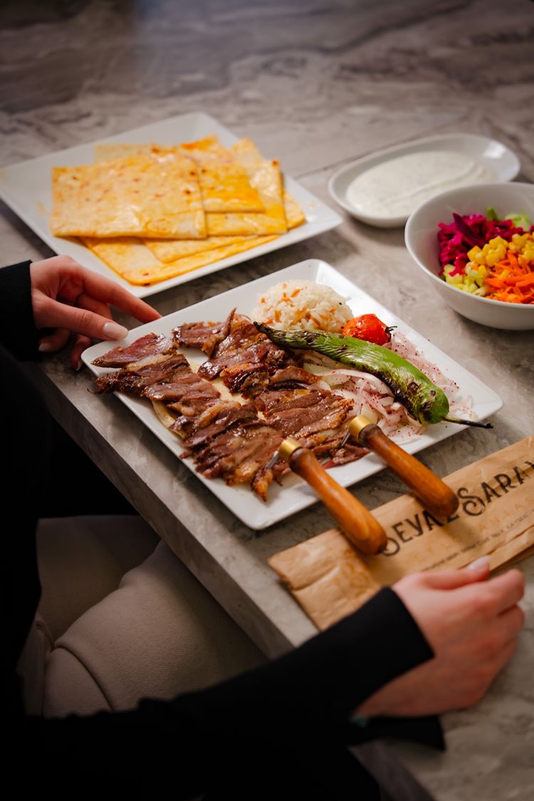 Beyazsaray Et Lokantası'nda servis edilen cağ kebabı