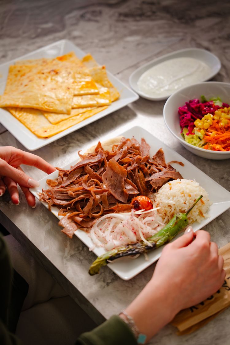Beyazsaray cağ kebabı hazırlığı