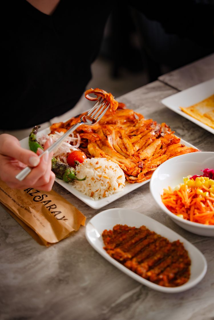 Beyazsaray cağ kebabı sunumu