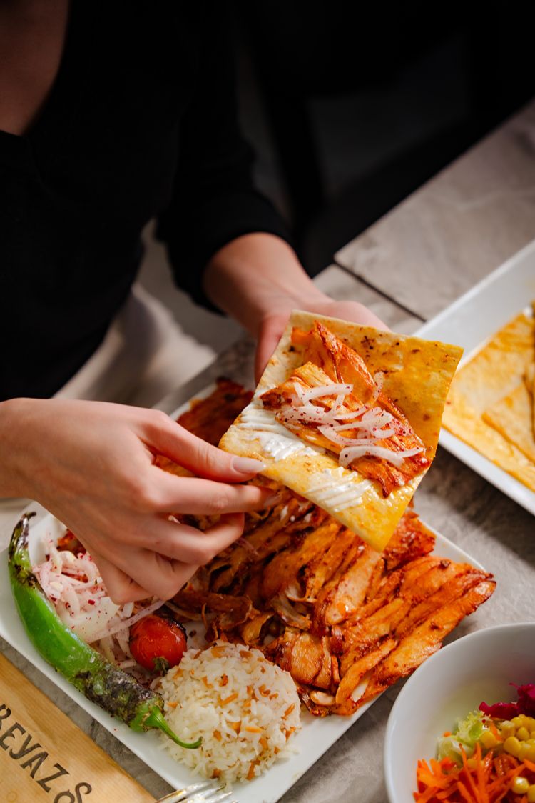 Beyazsaray et ve kebap sunumu