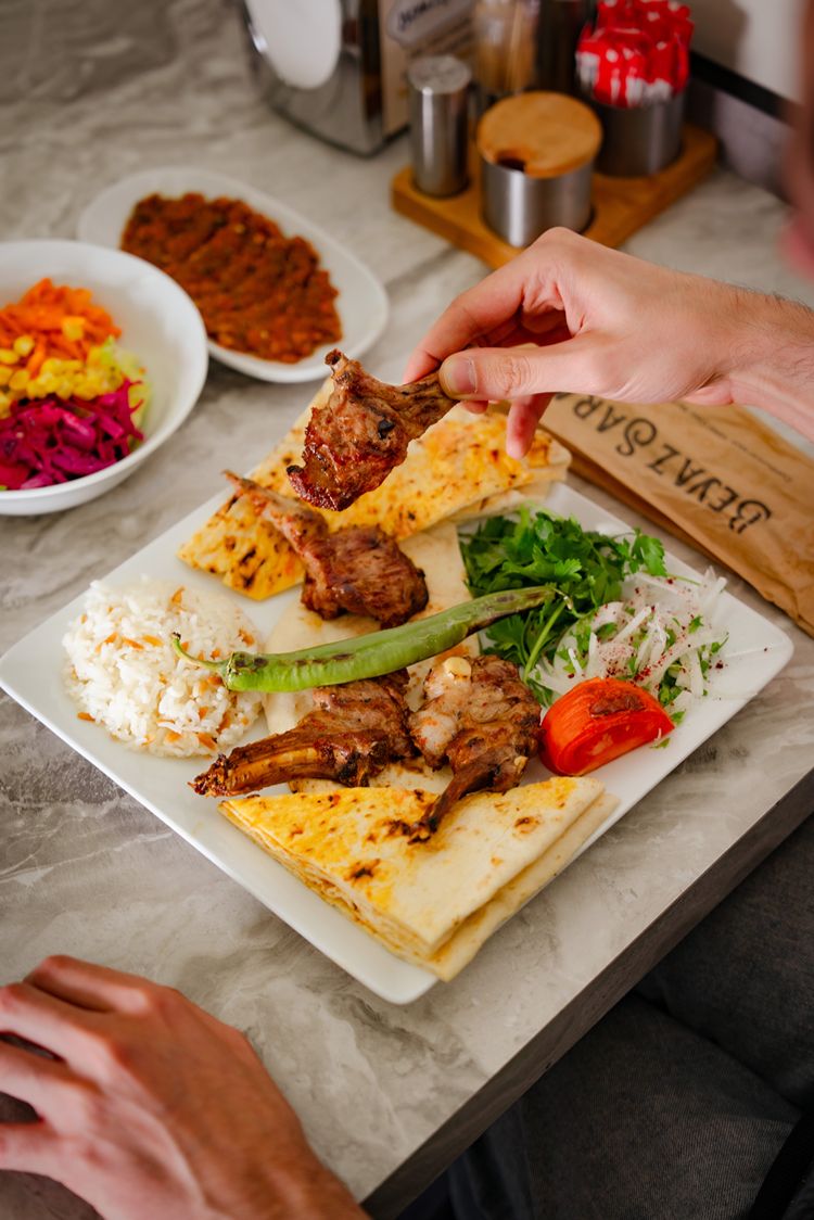 Beyazsaray cağ kebabı sunumu