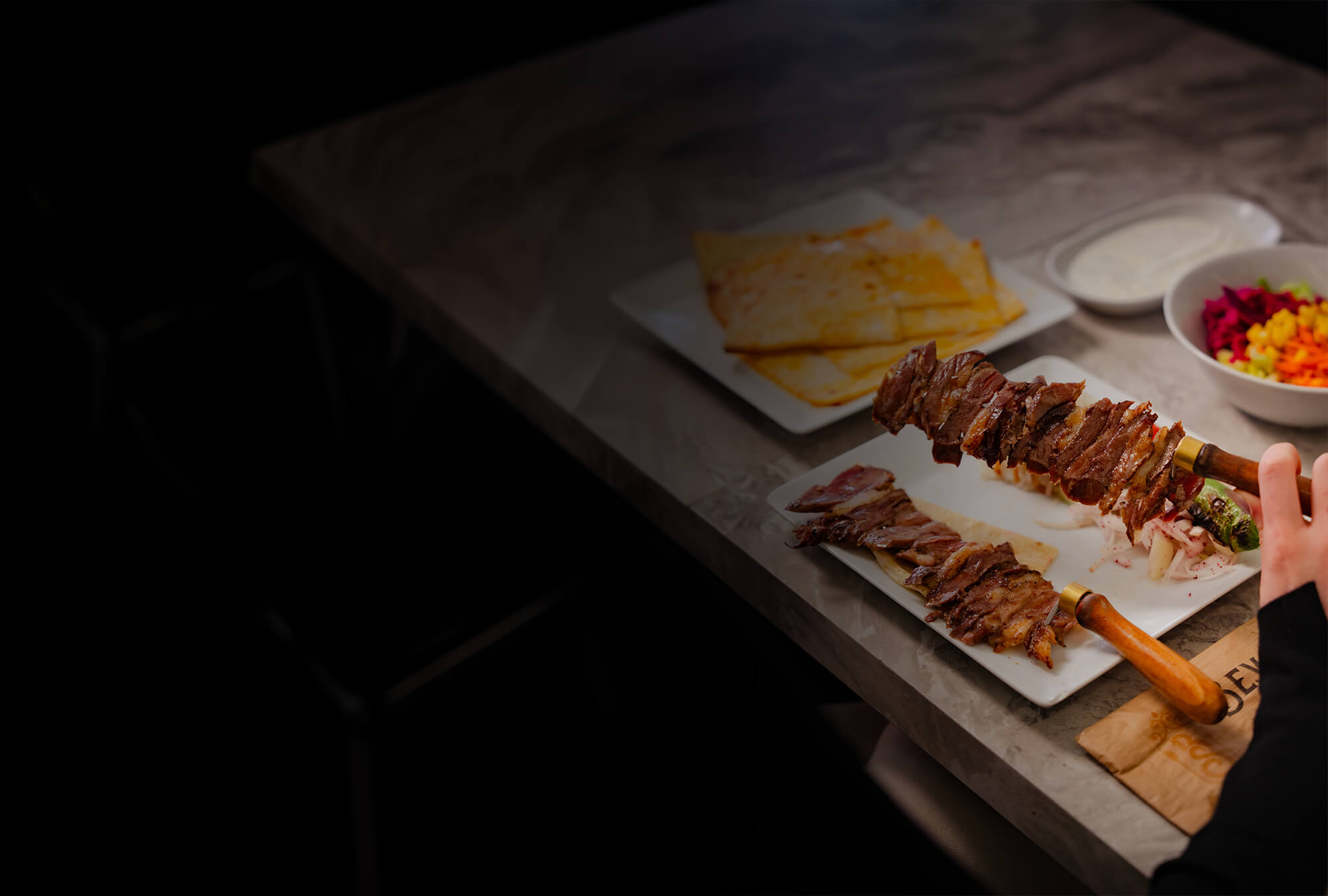 Beyazsaray Et Lokantası cağ kebabı sunumu