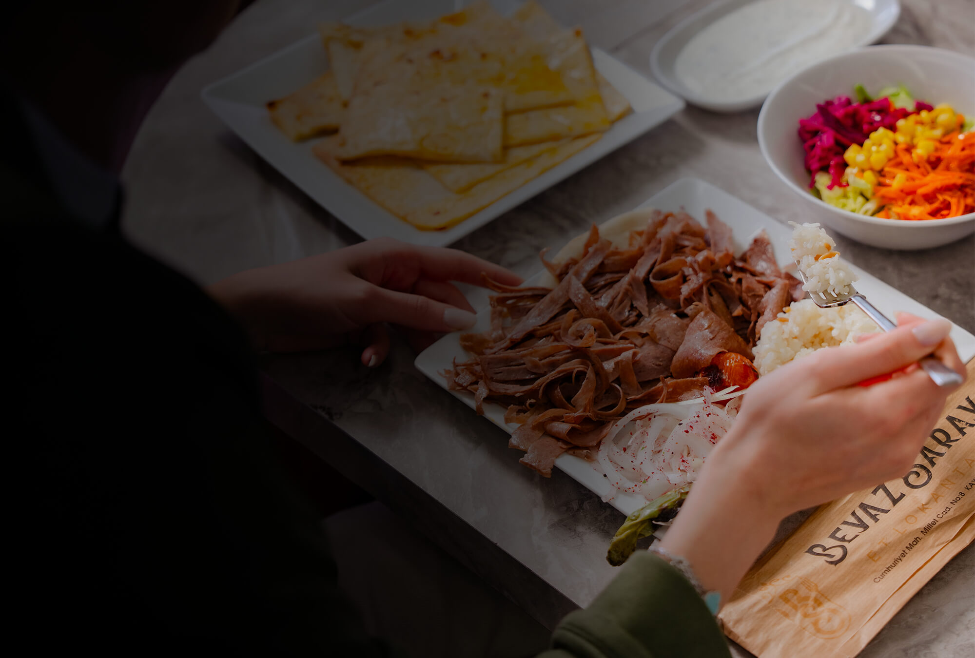 Beyazsaray Et Lokantası kebap sunumu